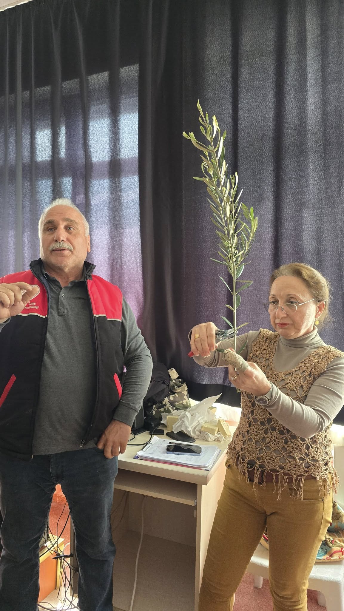 Edremit Meslek Yüksekokulunda düzenlenen "Zeytinde Aşılama" konulu eğitim programı, öğrenci ve çiftçilerin yoğun ilgisiyle gerçekleşti 4