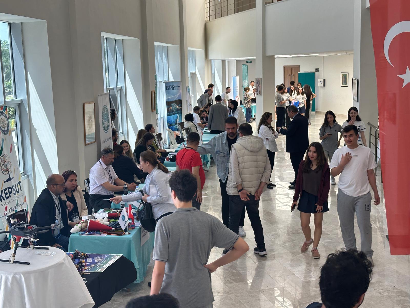 Balıkesir Üniversitesi tanıtım günlerinde Edremit Meslek Yüksekokulu olarak yerimizi aldık 6