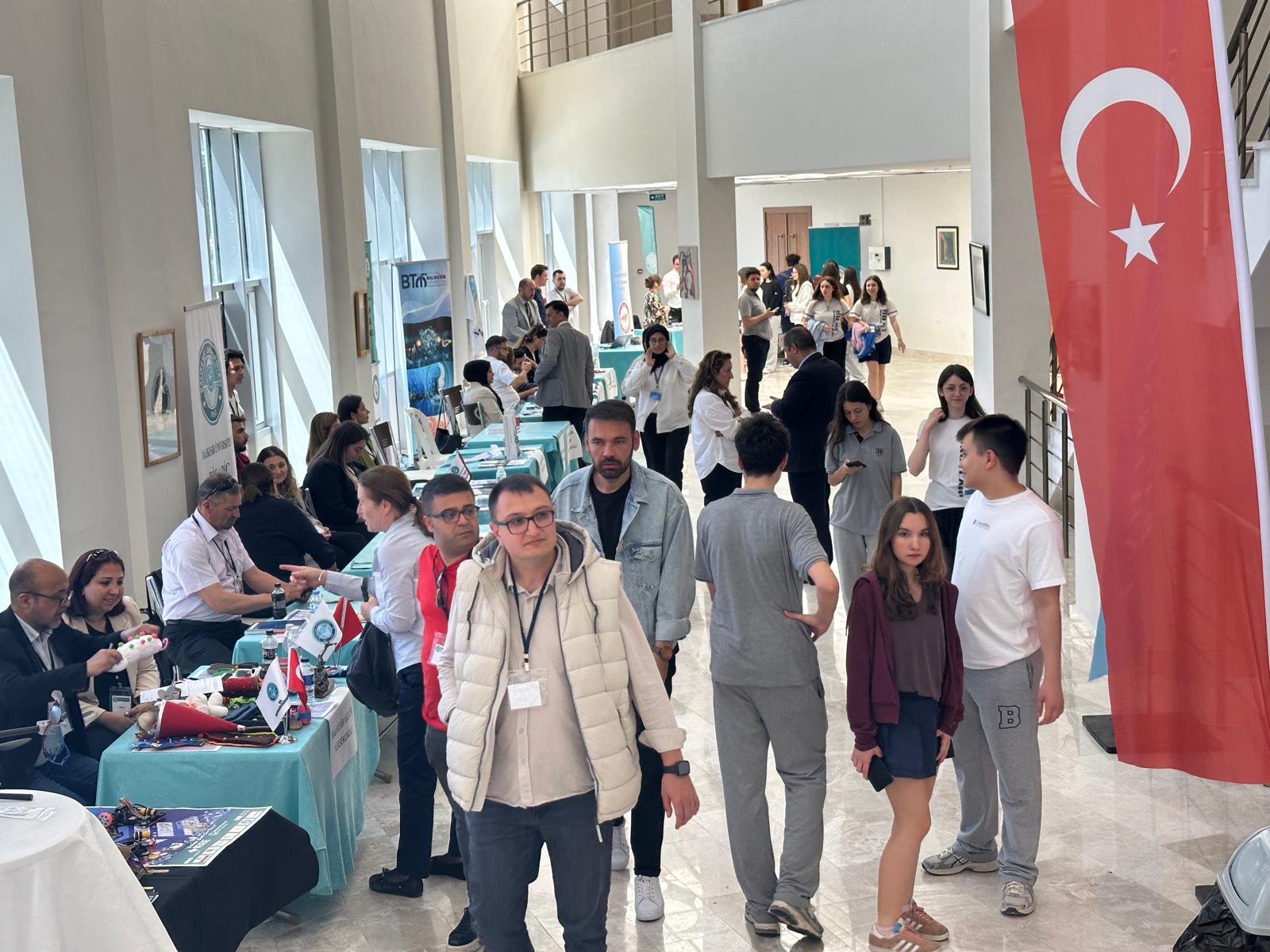 Balıkesir Üniversitesi tanıtım günlerinde Edremit Meslek Yüksekokulu olarak yerimizi aldık 9