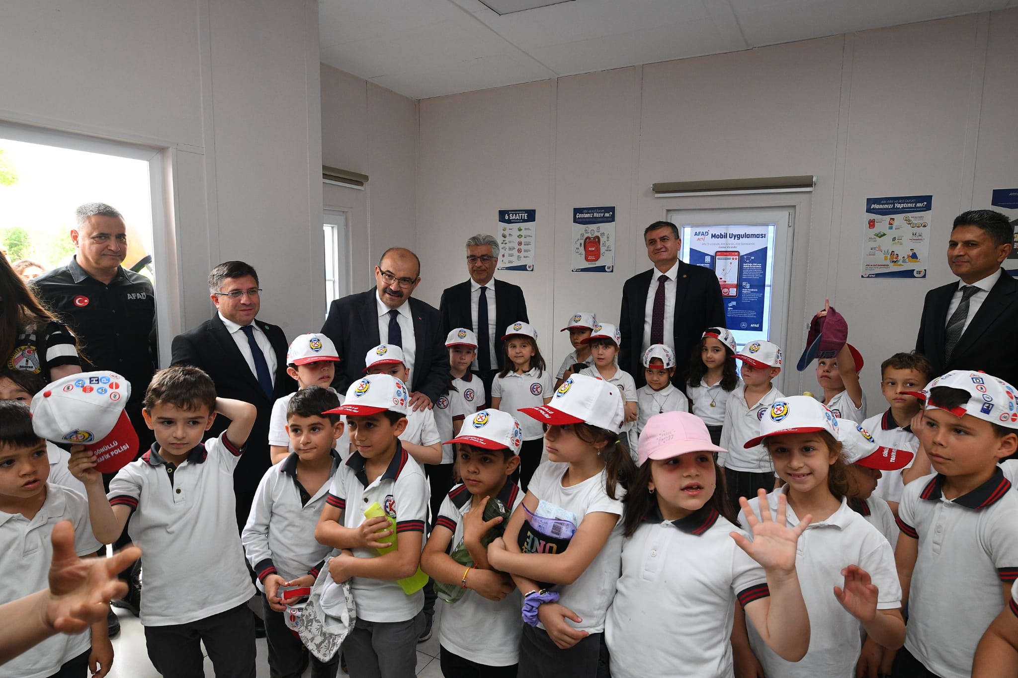 Balıkesir Üniversitesi Rektörü Prof. Dr. Yücel Oğurlu, Trafik Haftası Etkinliğinde Çocuklarla Buluştu 7