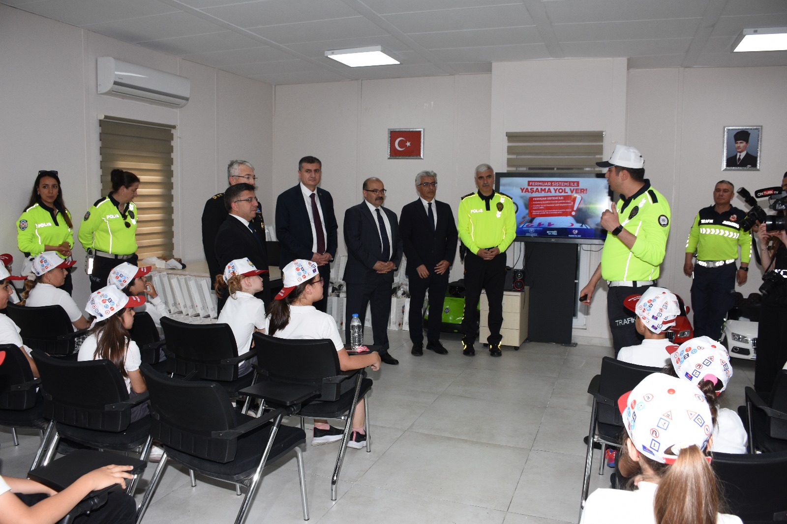 Balıkesir Üniversitesi Rektörü Prof. Dr. Yücel Oğurlu, Trafik Haftası Etkinliğinde Çocuklarla Buluştu 4