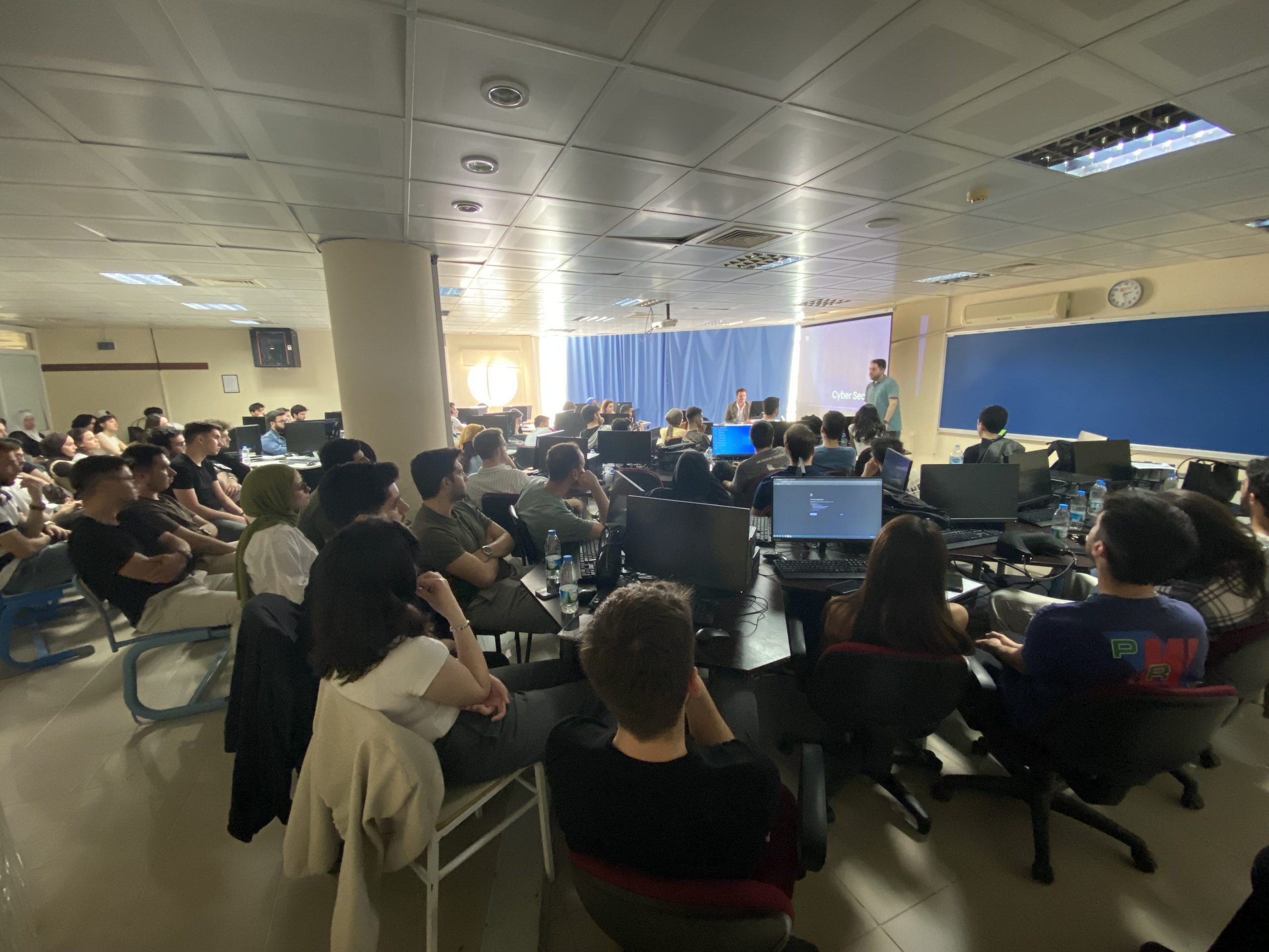 "2025'de Bilgisayar Programcıları için Kariyer Olanakları" Semineri 5