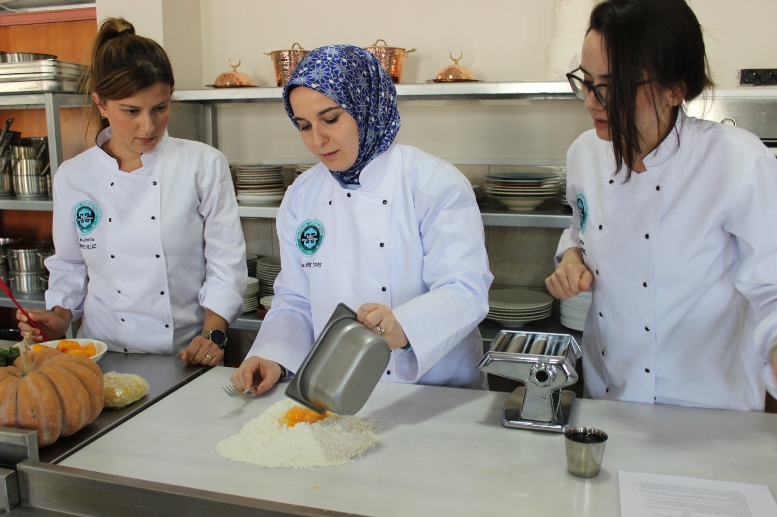 Kaymakam Didem Dinç Özay’dan Sındırgı MYO’ya Ziyaret: Uygulama Mutfağında Workshop Deneyimi 5