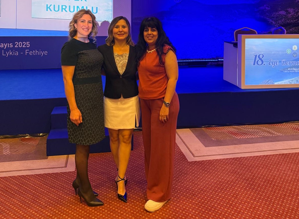 Fakültemiz Öğretim Üyeleri Prof. Dr. Fatma Arzu Kılıç, Dr. Öğr. Üyesi Pelin Hızlı ve Dr. Öğr. Üyesi İlkay Can Fethiye'de düzenlenen 18. Ege Dermatoloji Günleri Kongresi'nde Fakültemizi gururla temsil etti. 3