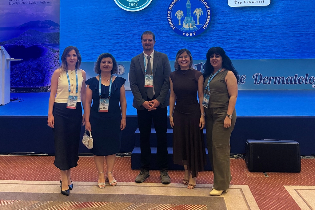 Fakültemiz Öğretim Üyeleri Prof. Dr. Fatma Arzu Kılıç, Dr. Öğr. Üyesi Pelin Hızlı ve Dr. Öğr. Üyesi İlkay Can Fethiye'de düzenlenen 18. Ege Dermatoloji Günleri Kongresi'nde Fakültemizi gururla temsil etti. 2