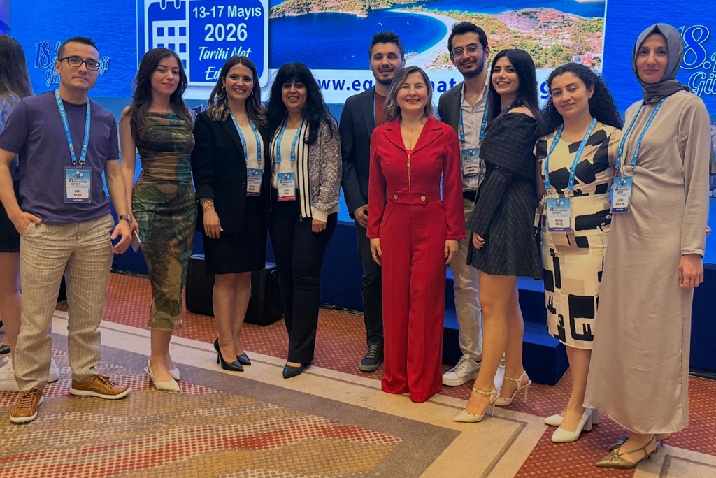 Fakültemiz Öğretim Üyeleri Prof. Dr. Fatma Arzu Kılıç, Dr. Öğr. Üyesi Pelin Hızlı ve Dr. Öğr. Üyesi İlkay Can Fethiye'de düzenlenen 18. Ege Dermatoloji Günleri Kongresi'nde Fakültemizi gururla temsil etti.