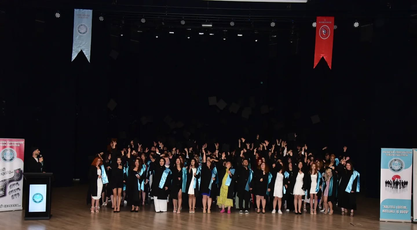 Fakültemiz 2024-2025 Eğitim-Öğretim Yılı Mezunları için Mezuniyet Töreni Düzenlendi 7