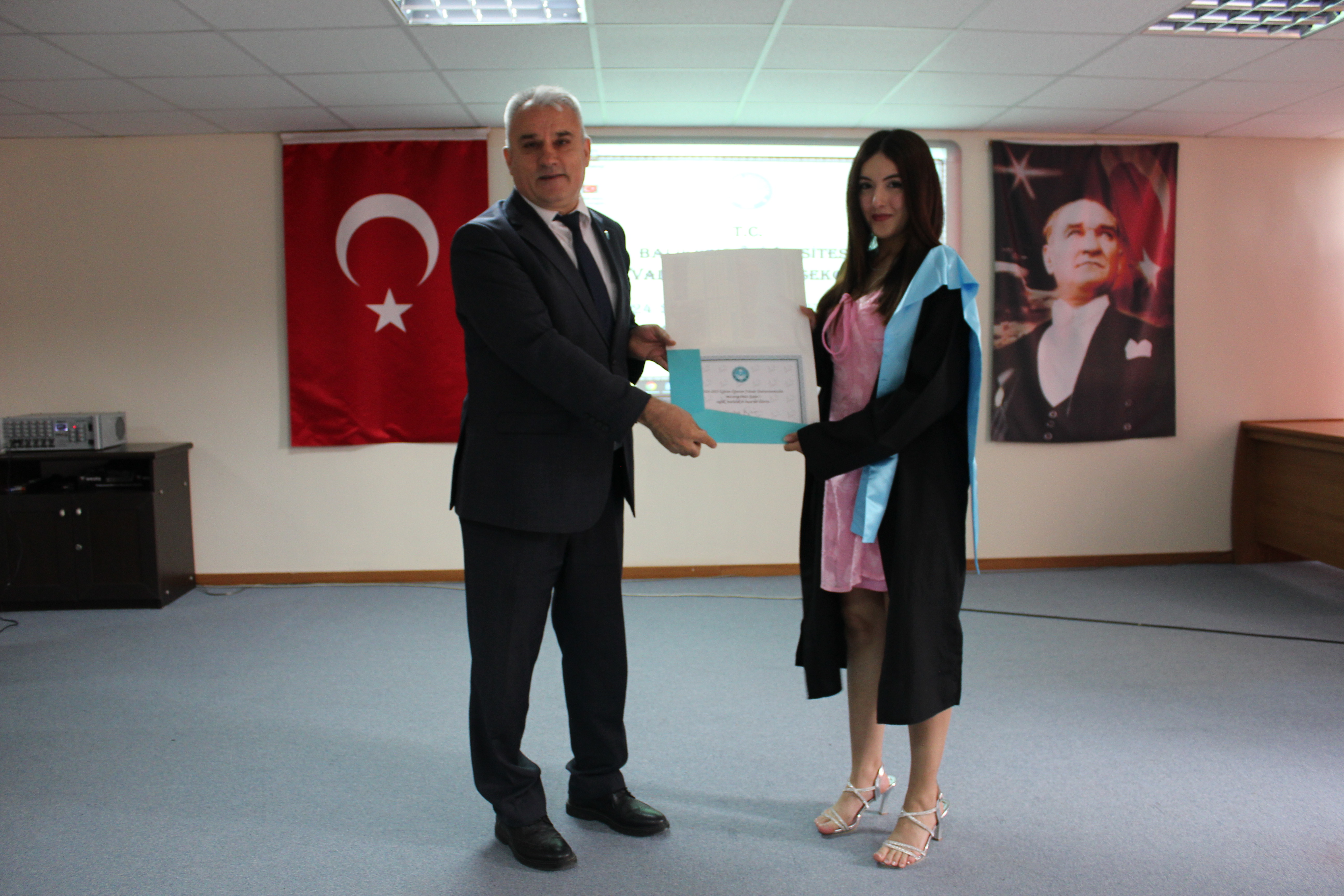 Meslek Yüksekokulumuz 2024-2025 Eğitim-Öğretim yılı mezunları için mezuniyet töreni düzenlendi. 8
