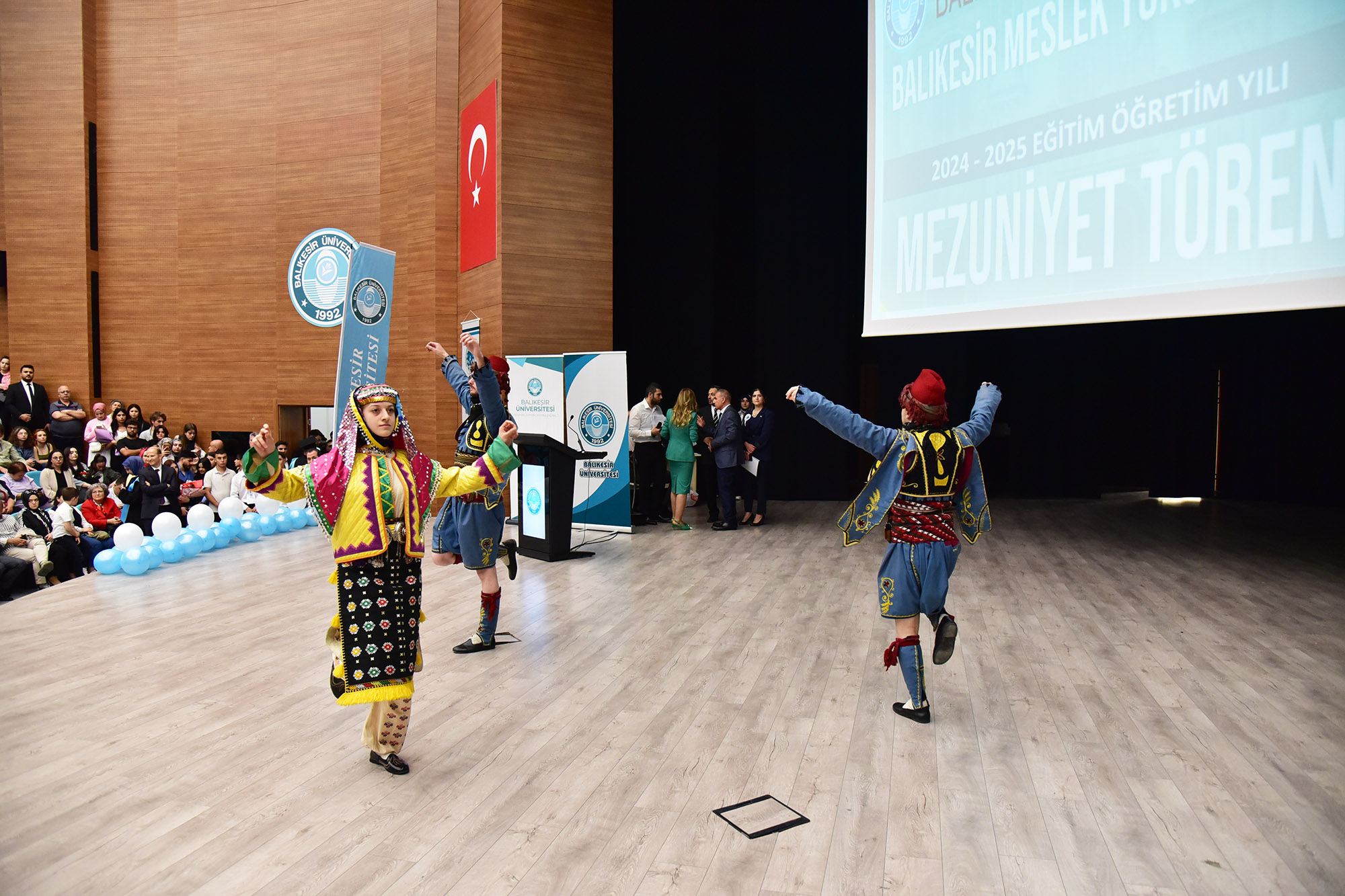 Balıkesir Meslek Yüksekokulunda Mezuniyet Coşkusu: Genç Yürekler Yeni Ufuklara Kanat Açtı 5