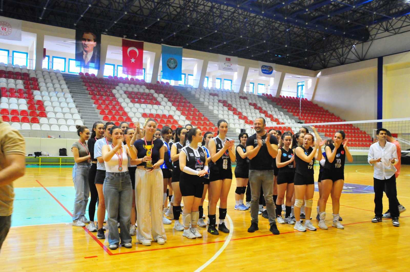 Bahar Şenlikleri Bayan Voleybol Müsabakalarında Kupalar Sahiplerini Buldu 3
