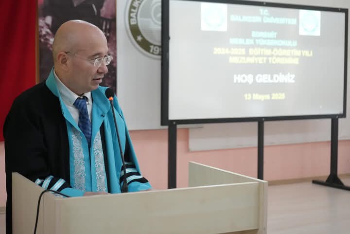 Balıkesir Üniversitesi (BAÜN) Edremit Meslek Yüksekokulunda 2024-2025 Eğitim-Öğretim yılı mezunları için mezuniyet töreni düzenlendi. 2