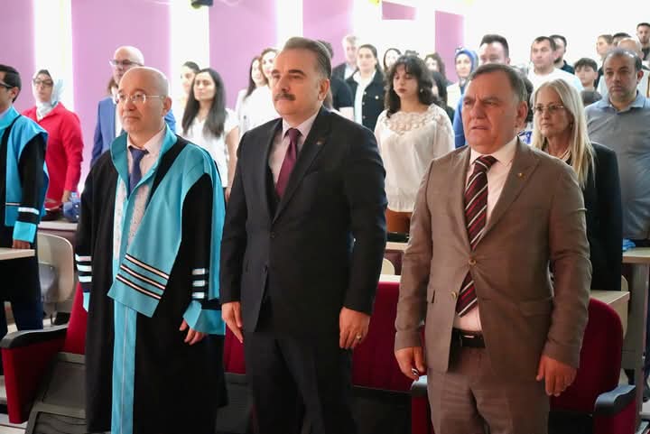 Balıkesir Üniversitesi (BAÜN) Edremit Meslek Yüksekokulunda 2024-2025 Eğitim-Öğretim yılı mezunları için mezuniyet töreni düzenlendi. 5