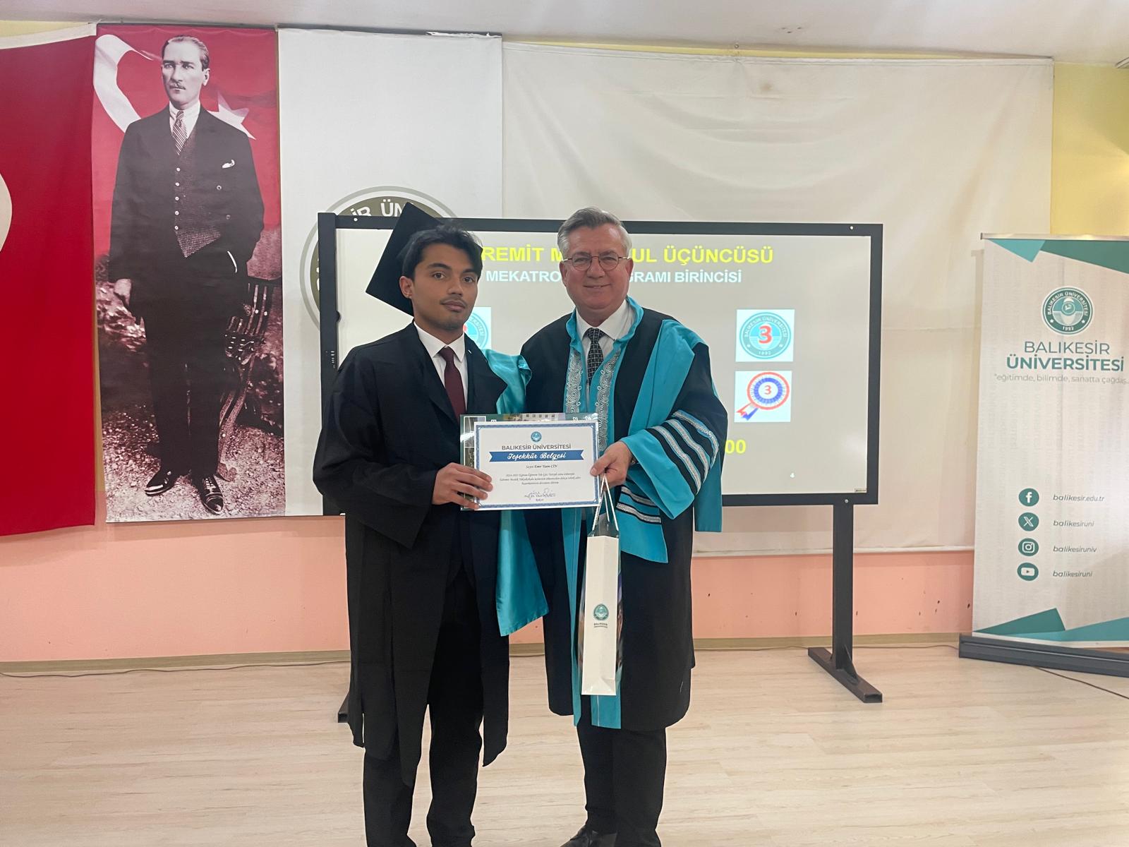 Balıkesir Üniversitesi (BAÜN) Edremit Meslek Yüksekokulunda 2024-2025 Eğitim-Öğretim yılı mezunları için mezuniyet töreni düzenlendi. 6