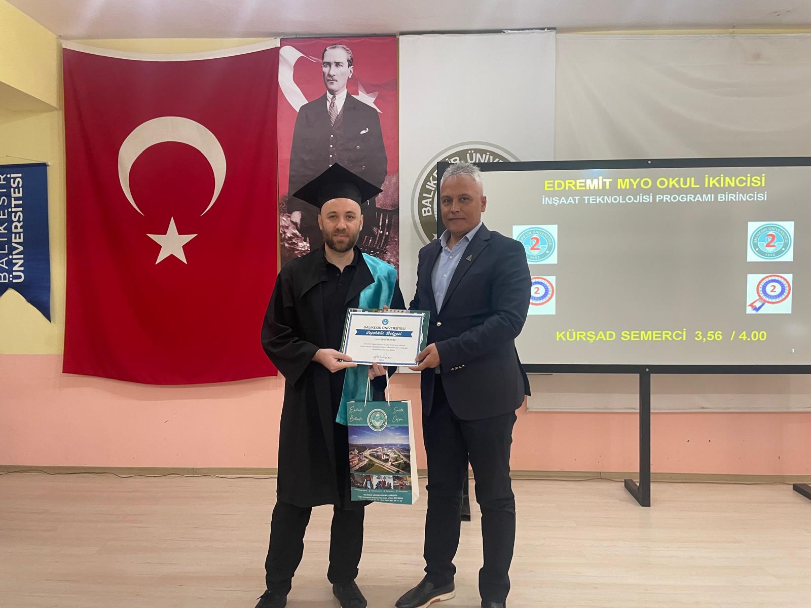 Balıkesir Üniversitesi (BAÜN) Edremit Meslek Yüksekokulunda 2024-2025 Eğitim-Öğretim yılı mezunları için mezuniyet töreni düzenlendi. 7