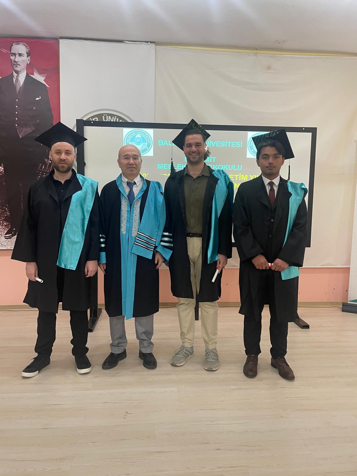 Balıkesir Üniversitesi (BAÜN) Edremit Meslek Yüksekokulunda 2024-2025 Eğitim-Öğretim yılı mezunları için mezuniyet töreni düzenlendi. 8