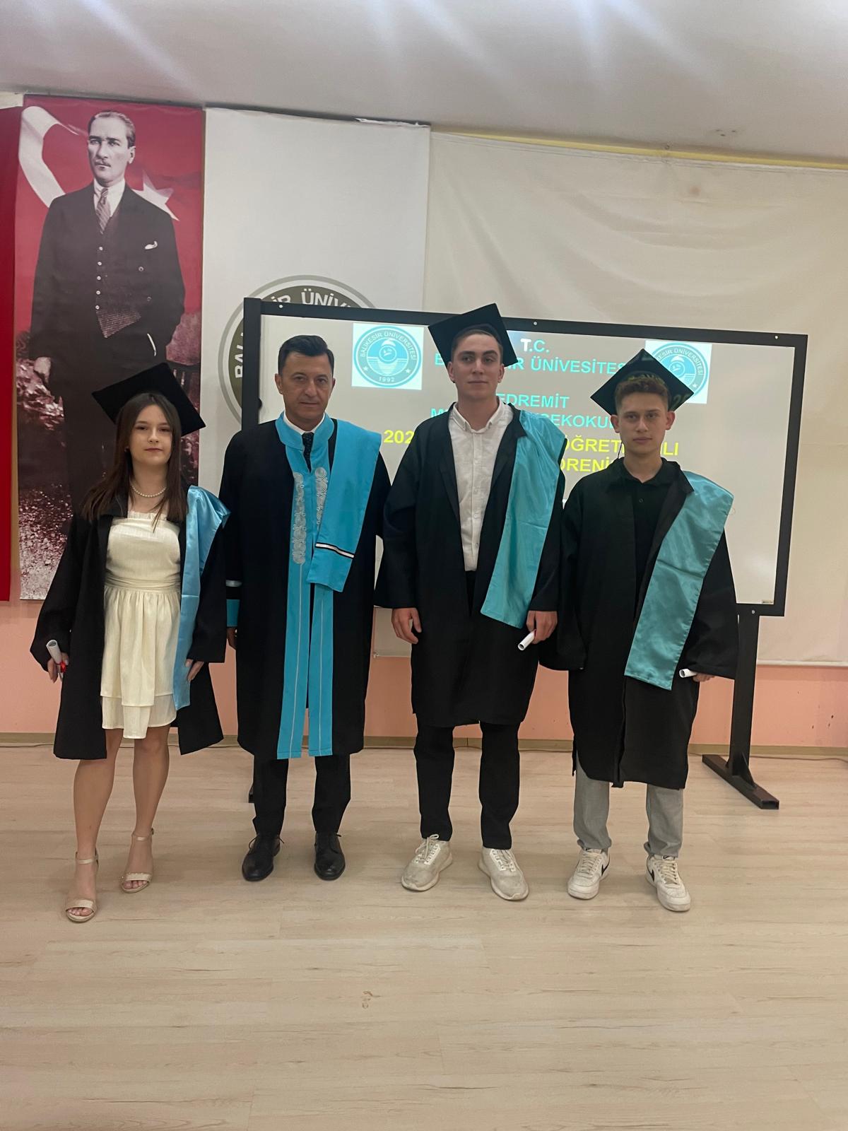 Balıkesir Üniversitesi (BAÜN) Edremit Meslek Yüksekokulunda 2024-2025 Eğitim-Öğretim yılı mezunları için mezuniyet töreni düzenlendi. 9