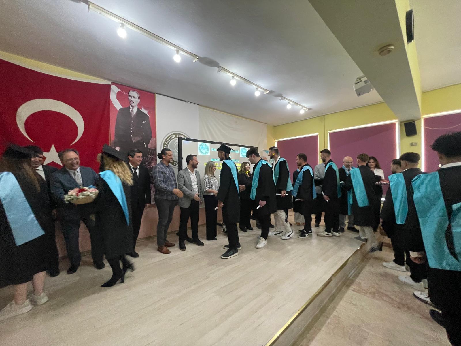 Balıkesir Üniversitesi (BAÜN) Edremit Meslek Yüksekokulunda 2024-2025 Eğitim-Öğretim yılı mezunları için mezuniyet töreni düzenlendi. 11