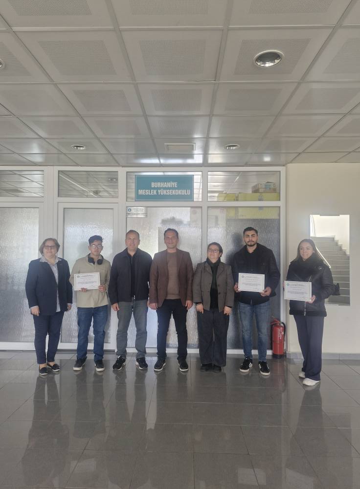 Tubitak 2209-A Projeleri kabul edilen öğrencilerimize Yüksekokul Müdürümüz Doç. Dr. Muammer Bezirgan tarafından teşekkür belgesi verildi. 
