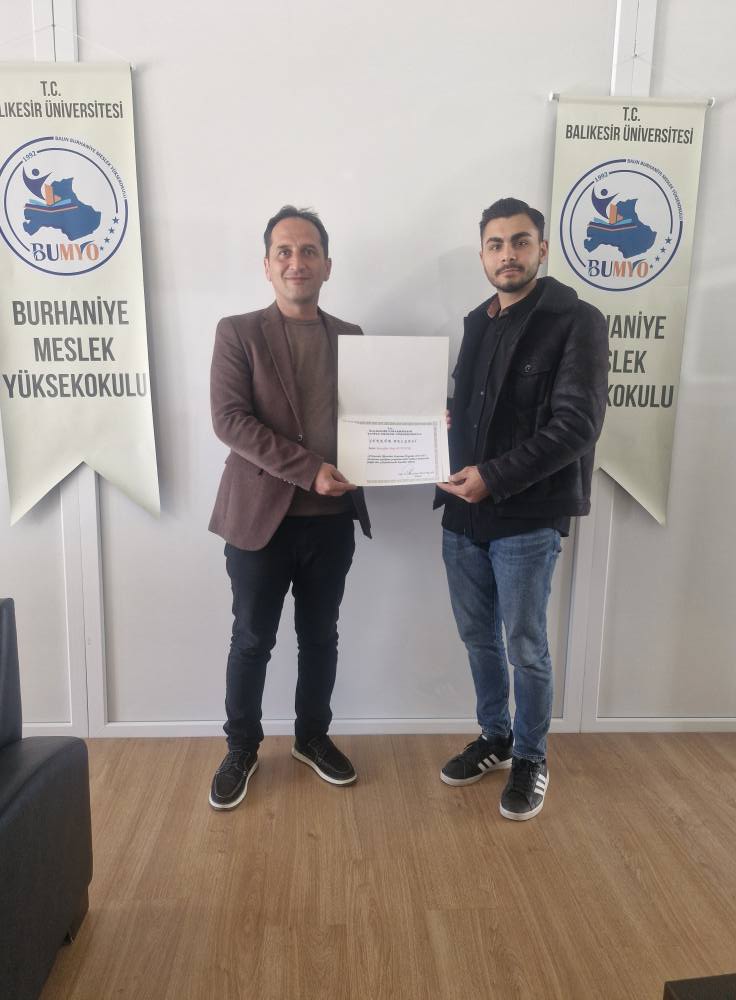 Tubitak 2209-A Projeleri kabul edilen öğrencilerimize Yüksekokul Müdürümüz Doç. Dr. Muammer Bezirgan tarafından teşekkür belgesi verildi.  3