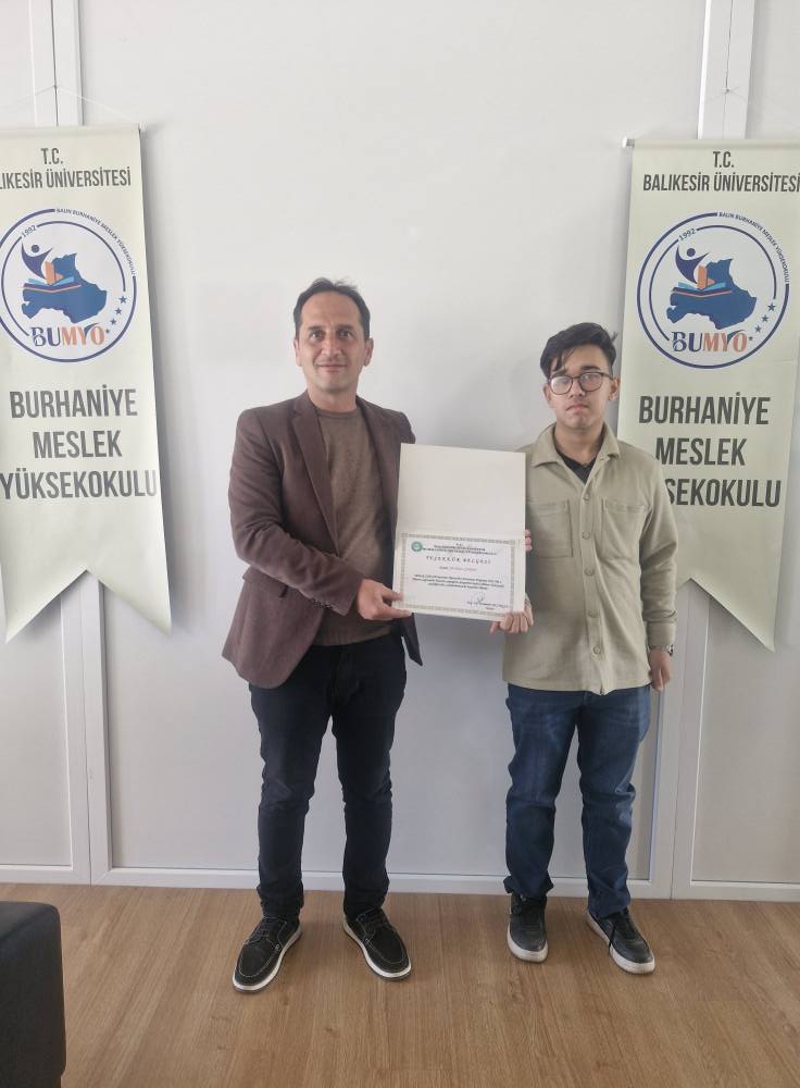 Tubitak 2209-A Projeleri kabul edilen öğrencilerimize Yüksekokul Müdürümüz Doç. Dr. Muammer Bezirgan tarafından teşekkür belgesi verildi.  2