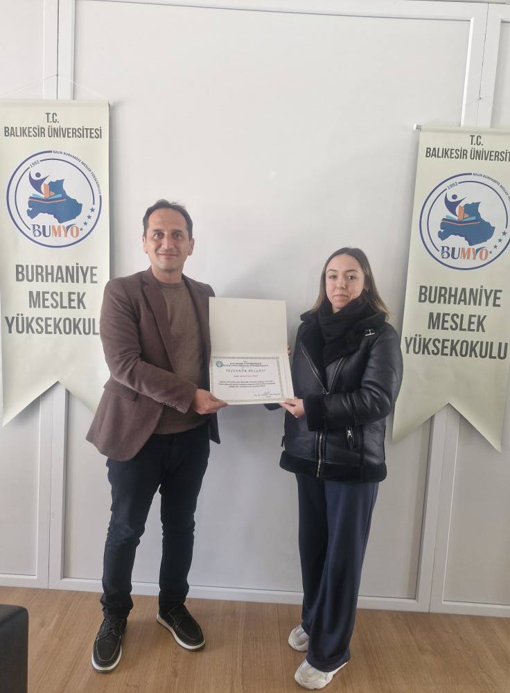 Tubitak 2209-A Projeleri kabul edilen öğrencilerimize Yüksekokul Müdürümüz Doç. Dr. Muammer Bezirgan tarafından teşekkür belgesi verildi.  1