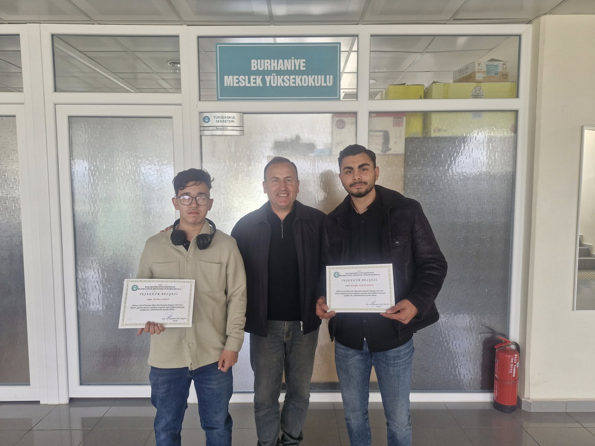 Tubitak 2209-A Projeleri kabul edilen öğrencilerimize Yüksekokul Müdürümüz Doç. Dr. Muammer Bezirgan tarafından teşekkür belgesi verildi.  4