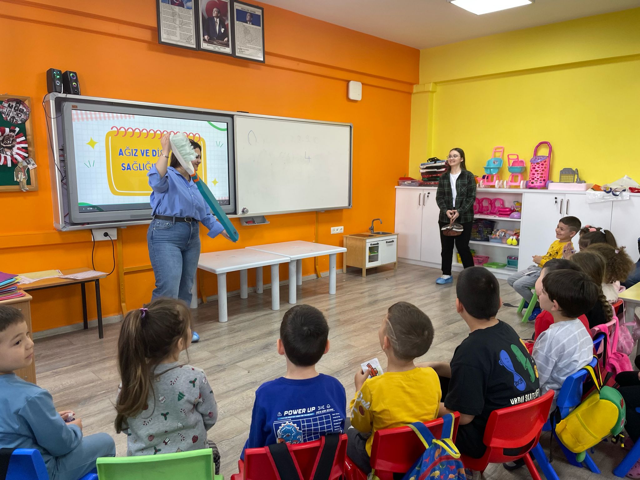 BAÜN Burhaniye MYO’nun hazırladığı 1 Metrelik Dev Diş Fırçası Miniklerle Buluştu 2