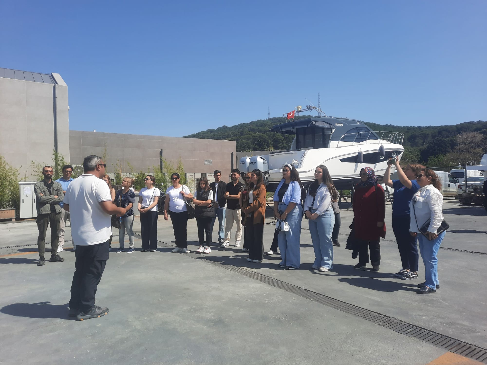 Turizm ve Otel İşletmeciliği Programı Deniz Turizm İşletmeciliği Dersi kapsamında Öğr. Gör. Meziyet Narin'in organize ettiği Ayvalık Setur Marina'ya uygulama gezisi düzenlendi. 3