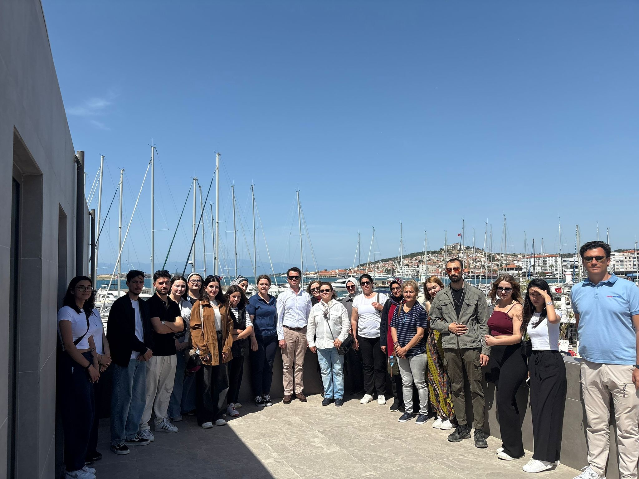 Turizm ve Otel İşletmeciliği Programı Deniz Turizm İşletmeciliği Dersi kapsamında Öğr. Gör. Meziyet Narin'in organize ettiği Ayvalık Setur Marina'ya uygulama gezisi düzenlendi. 2