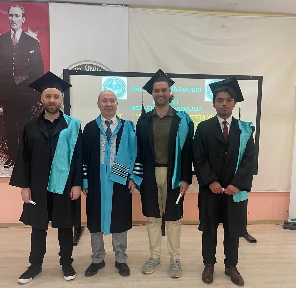 Edremit Meslek Yüksekokulu Mezuniyet Töreninde Duygusal Anlar ve Gurur Bir Aradaydı 7