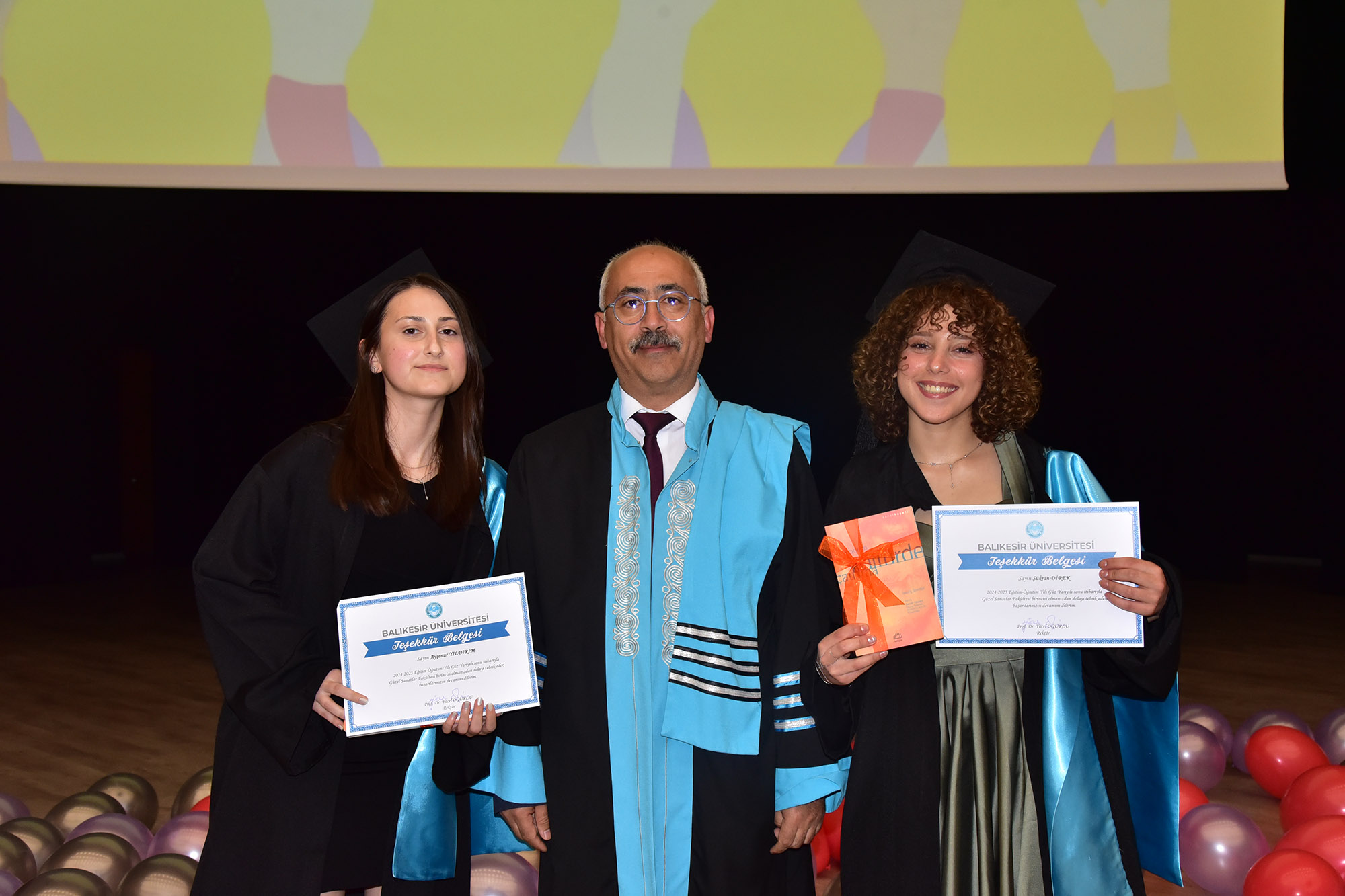 Çizgiden Baskıya, Tasarımdan Tuvale: Güzel Sanatlar Fakültesi’nde Mezuniyet Sevinci 9