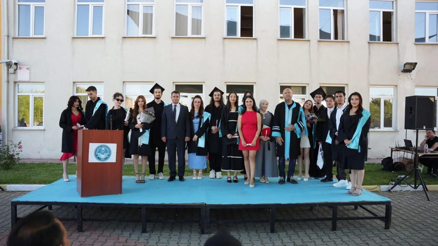 Meslek Yüksekokulumuzda 2024-2025 Eğitim-Öğretim Yılı Mezunları için Mezuniyet Töreni Düzenlendi 10