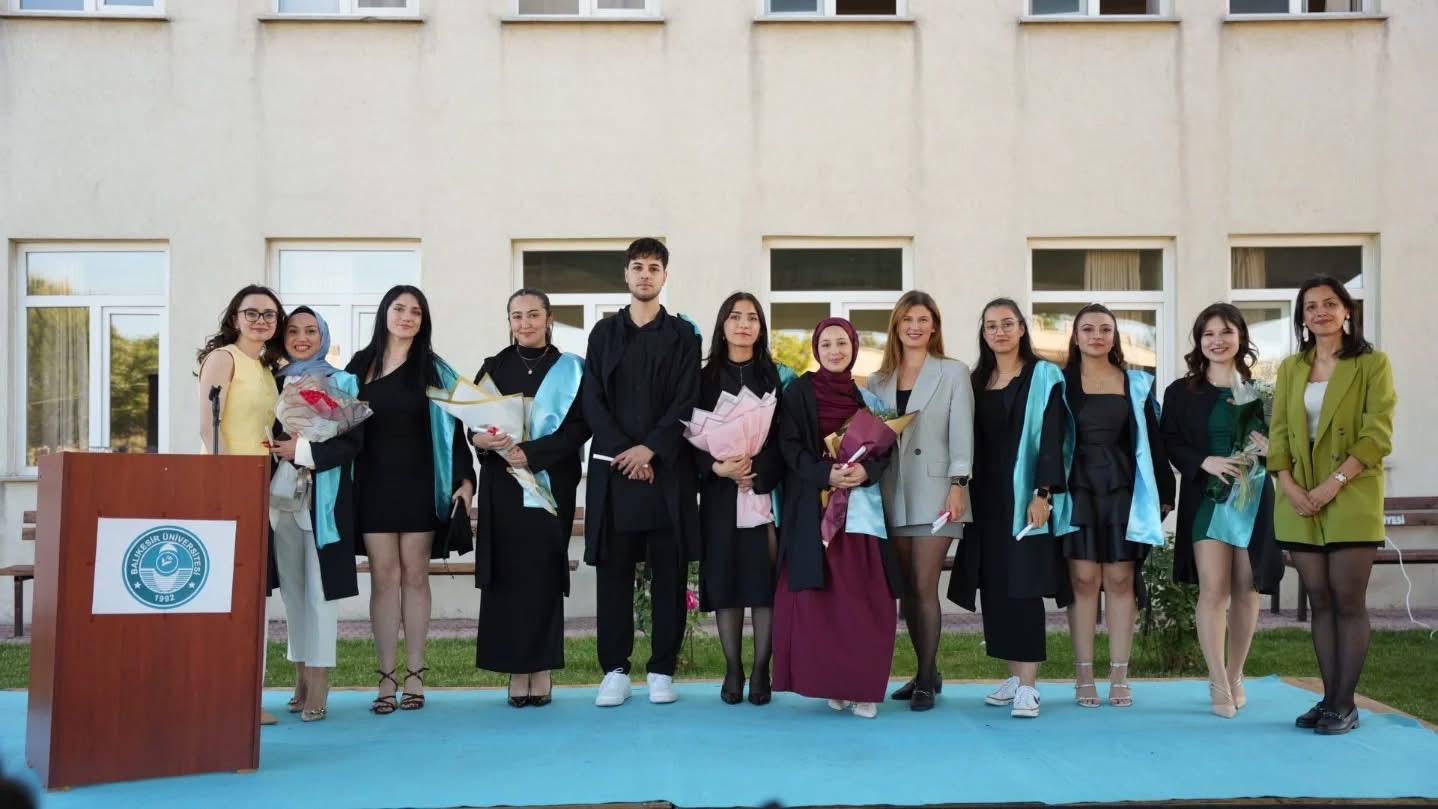 Meslek Yüksekokulumuzda 2024-2025 Eğitim-Öğretim Yılı Mezunları için Mezuniyet Töreni Düzenlendi 9