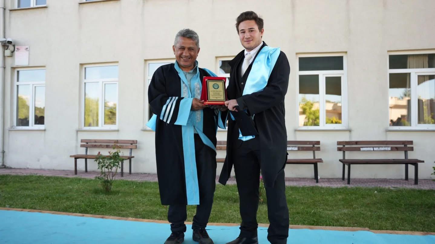 Meslek Yüksekokulumuzda 2024-2025 Eğitim-Öğretim Yılı Mezunları için Mezuniyet Töreni Düzenlendi 7