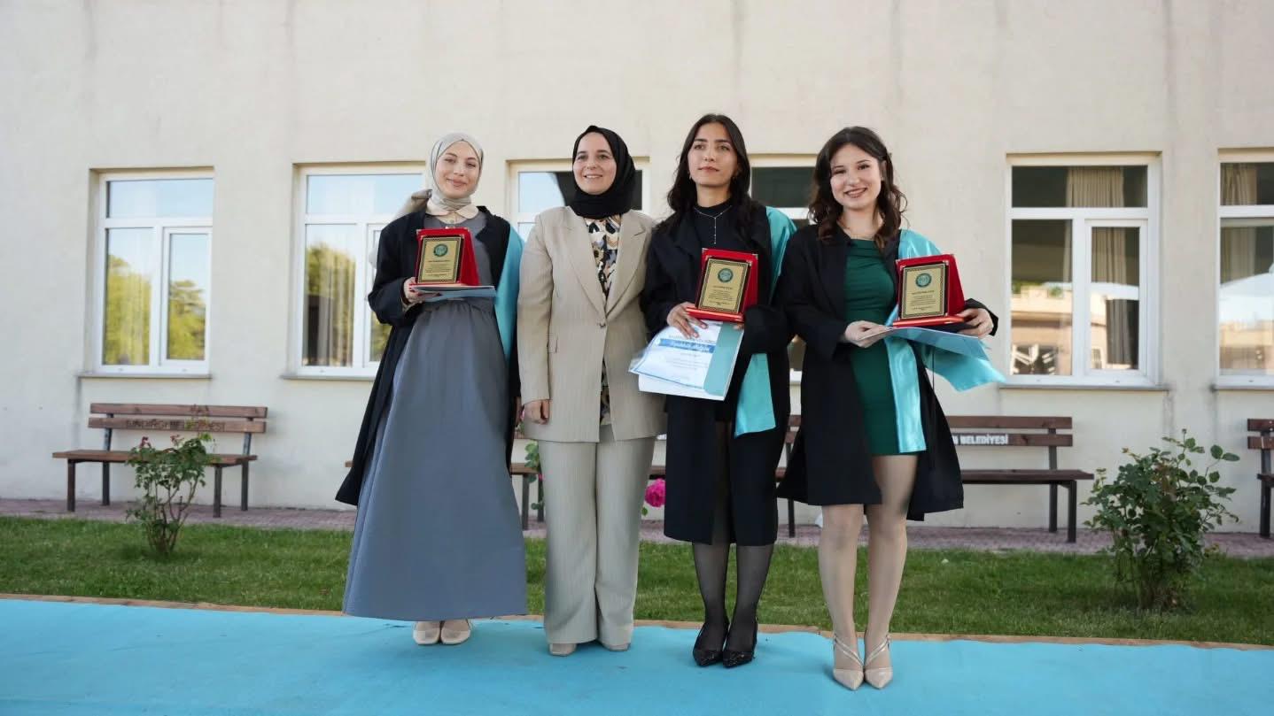 Meslek Yüksekokulumuzda 2024-2025 Eğitim-Öğretim Yılı Mezunları için Mezuniyet Töreni Düzenlendi 2