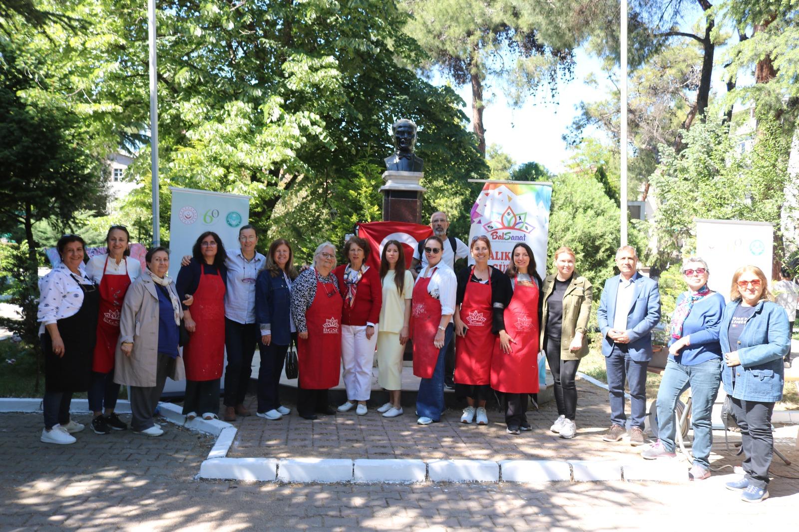 BAÜN 60+ Tazelenme Üniversitesi Öğrencileri Sanatla Buluştu: “Sanatla Tazelen: İz Bırakan Eller” 10