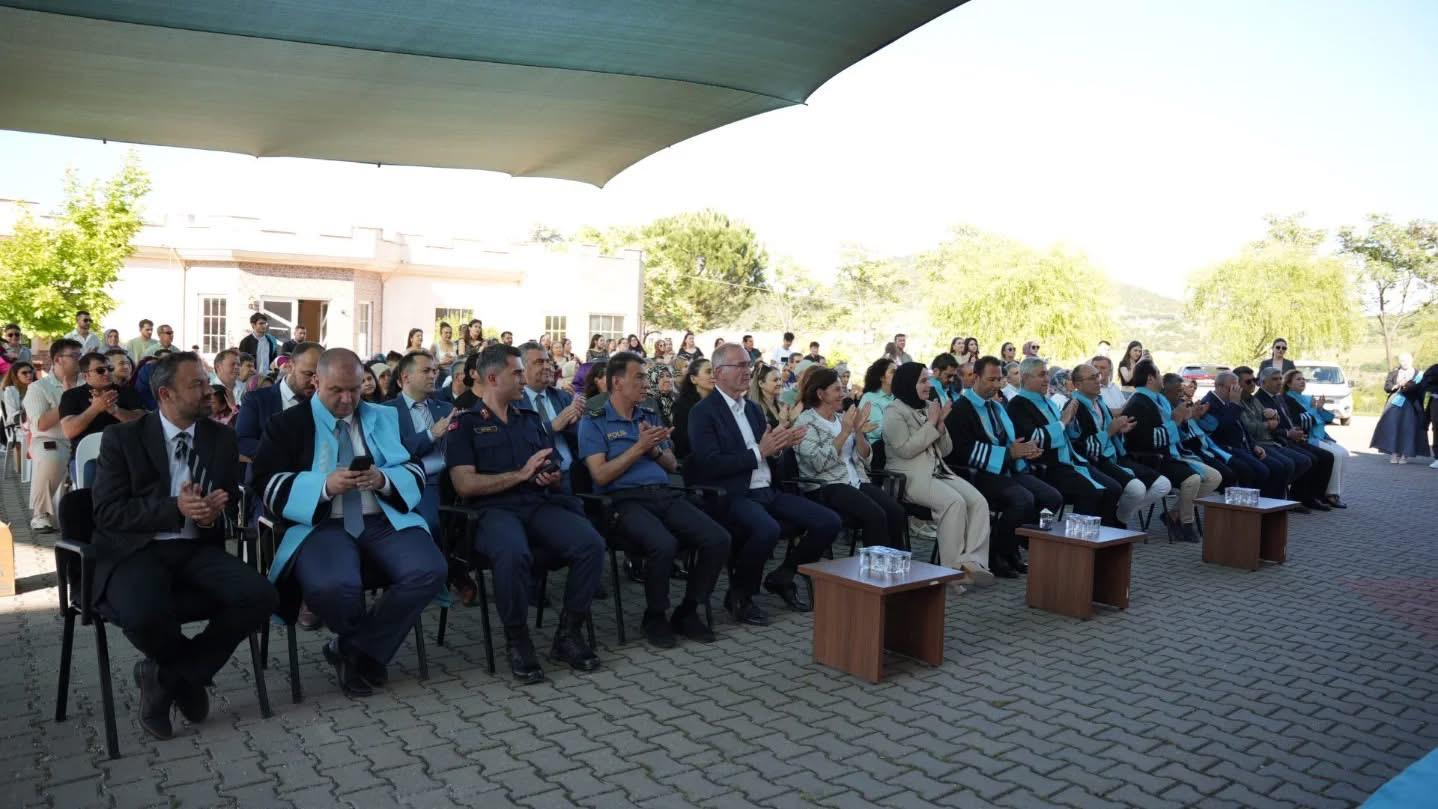 Sındırgı Meslek Yüksekokulu, Mezunlarını Geleceğe Uğurladı 2