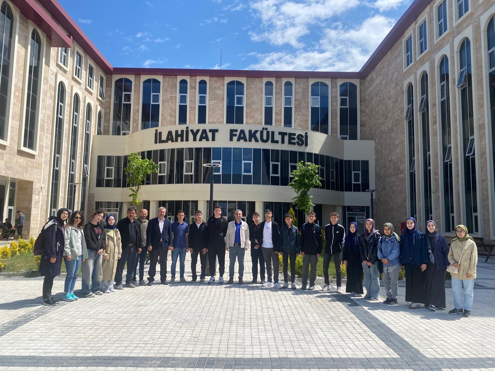 Dursunbey Sarı Hoca Anadolu İmam Hatip Lisesi’nin Üniversite Gezisine Fakültemiz Ev Sahipliği Yaptı