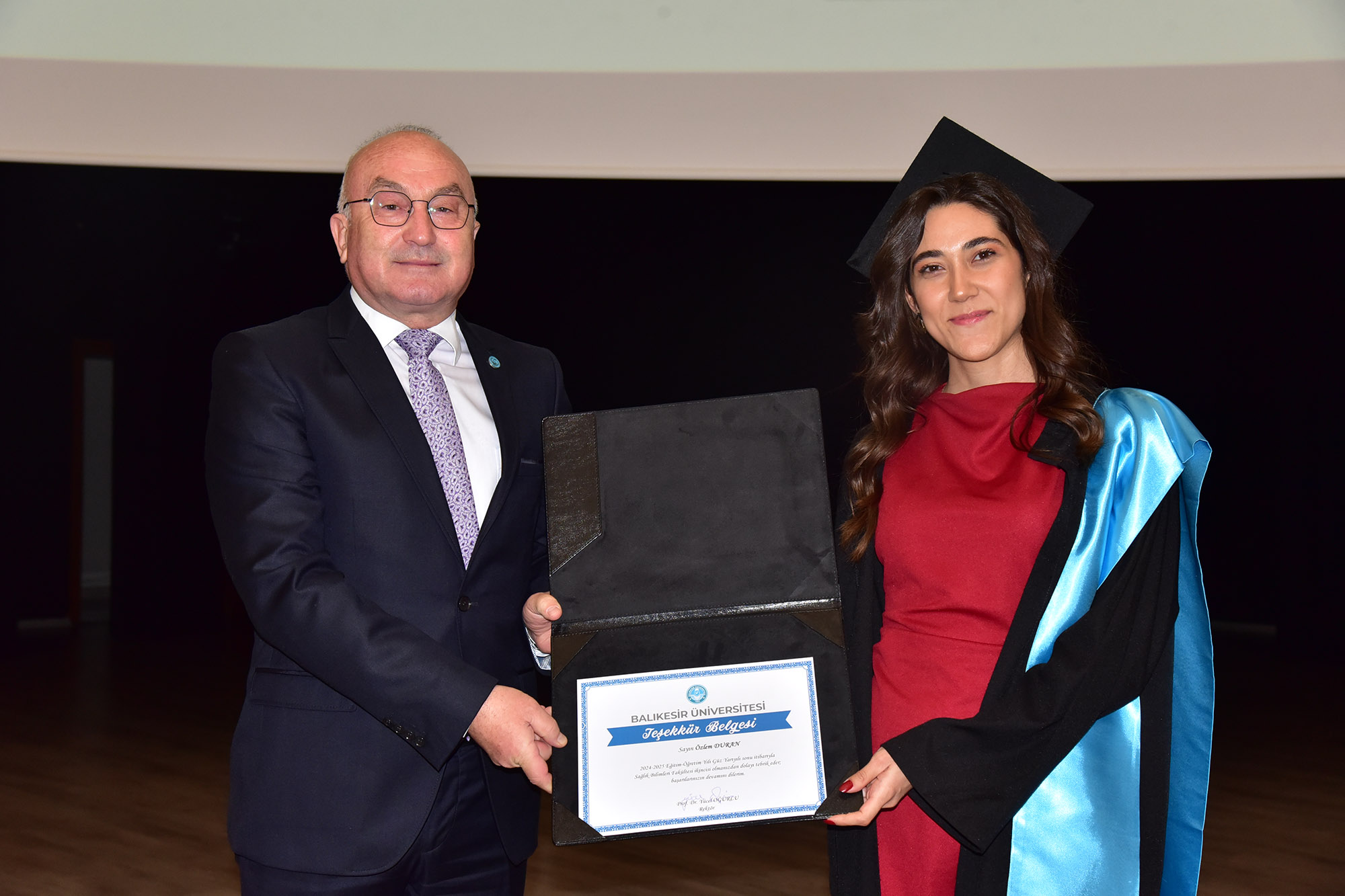 Yeni Sağlık Neferleri Göreve Hazır: Sağlık Bilimleri Fakültesi Mezuniyet Coşkusu 8