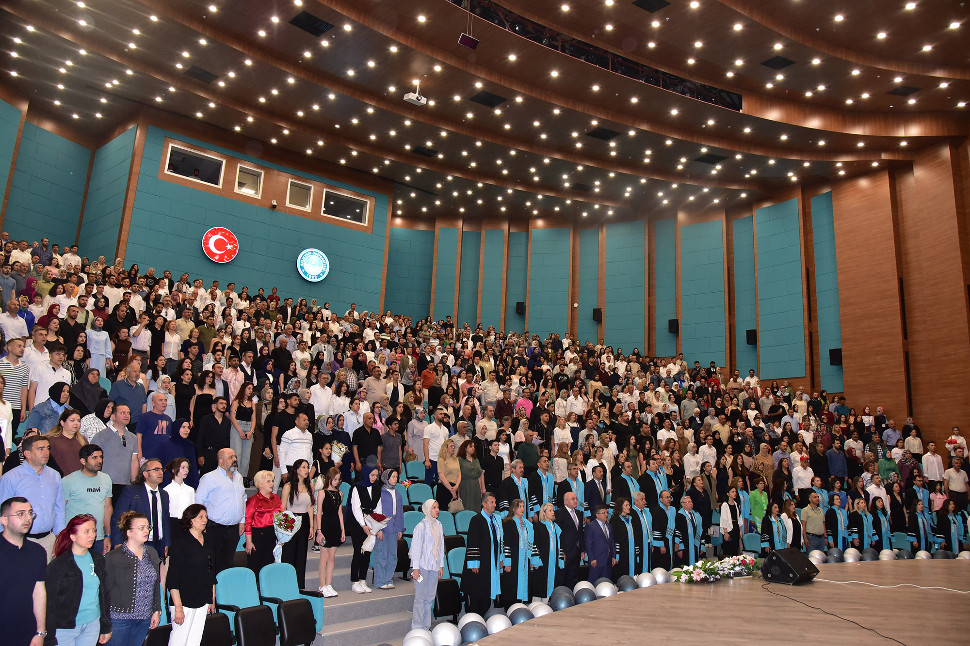 Yeni Sağlık Neferleri Göreve Hazır: Sağlık Bilimleri Fakültesi Mezuniyet Coşkusu 2