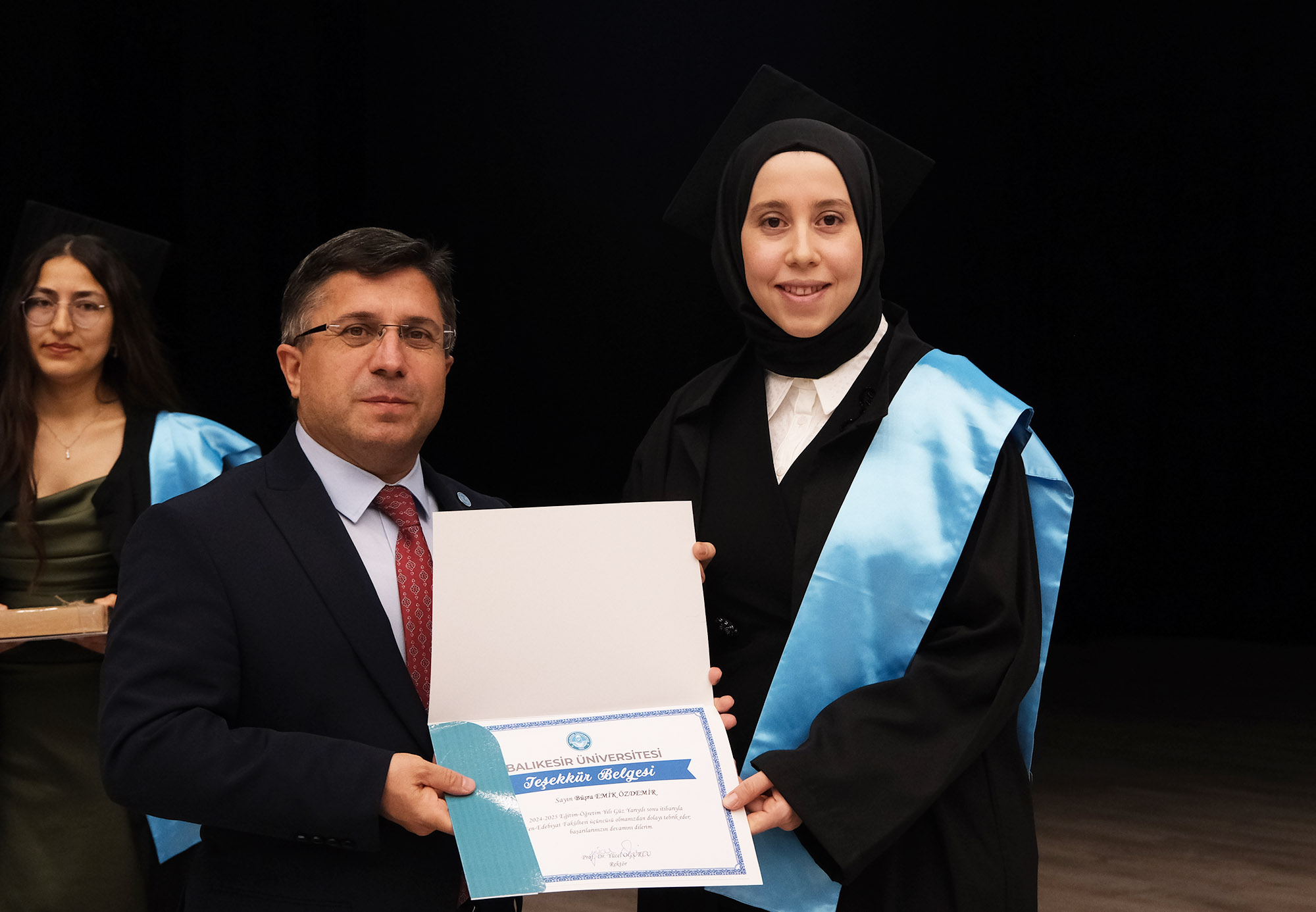 Geleceğe Bilgiyle Yürüyen Gençler uğurlandı: Fen Edebiyat Fakültesi Mezuniyet Coşkusu 6