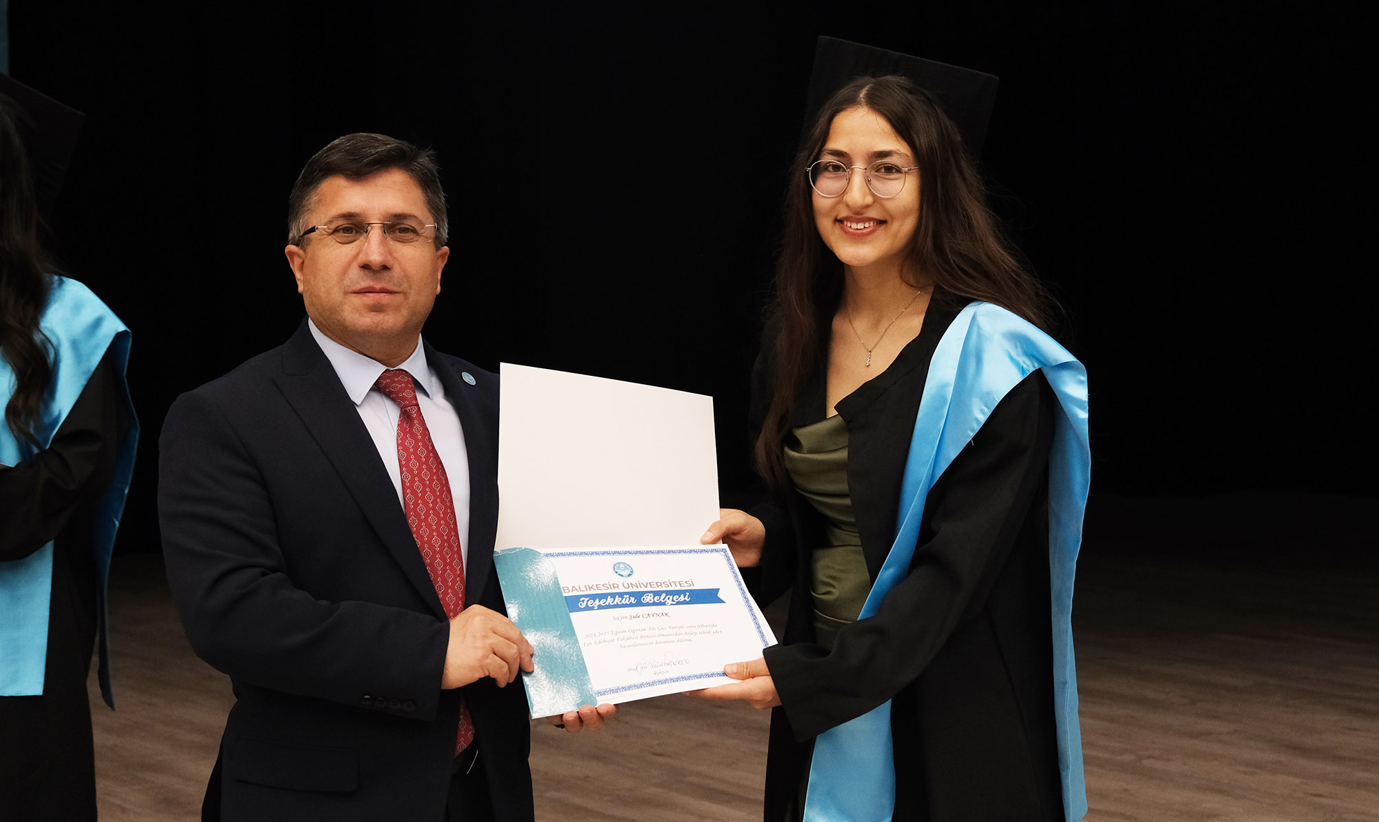 Geleceğe Bilgiyle Yürüyen Gençler uğurlandı: Fen Edebiyat Fakültesi Mezuniyet Coşkusu 7