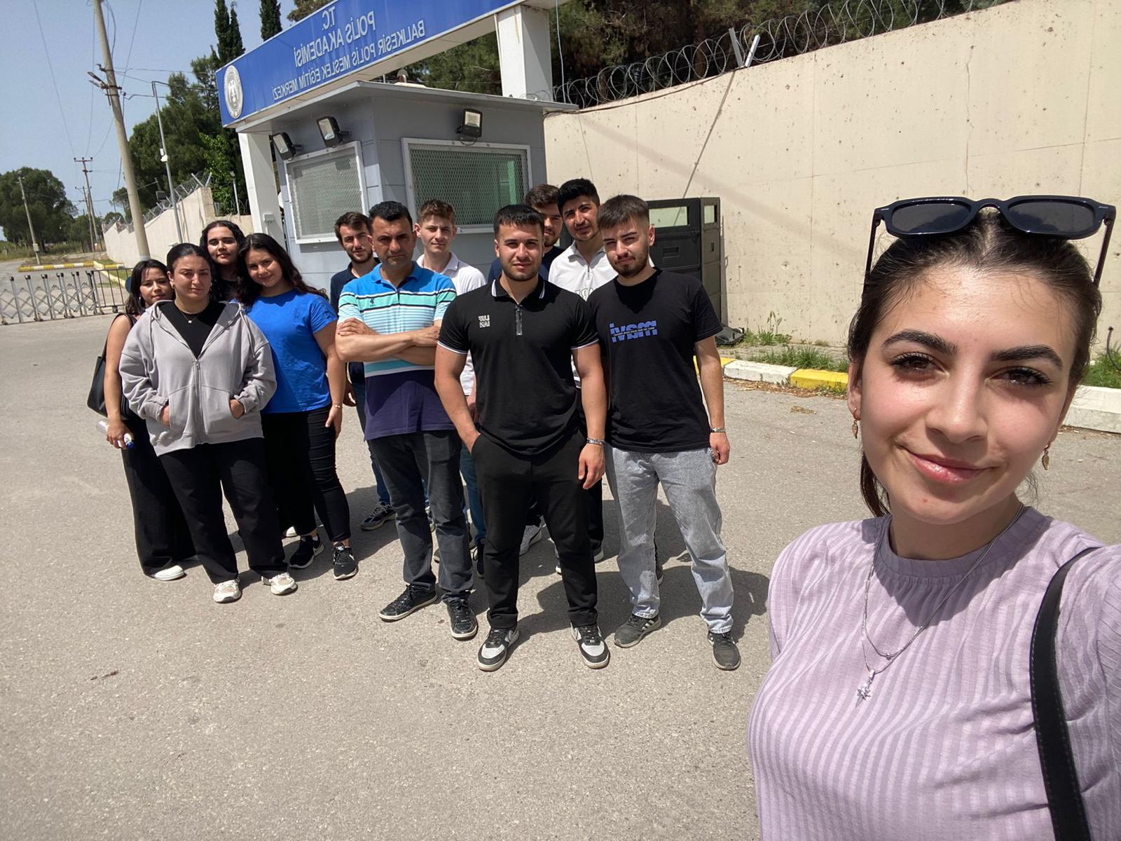Balıkesir Üniversitesi Kepsut Meslek Yüksekokulu Özel Güvenlik ve Koruma Bölümü Öğrencileri Uzman Eğitmenler Tarafından Verilen Silah Farkı Eğitimine Katıldılar. 