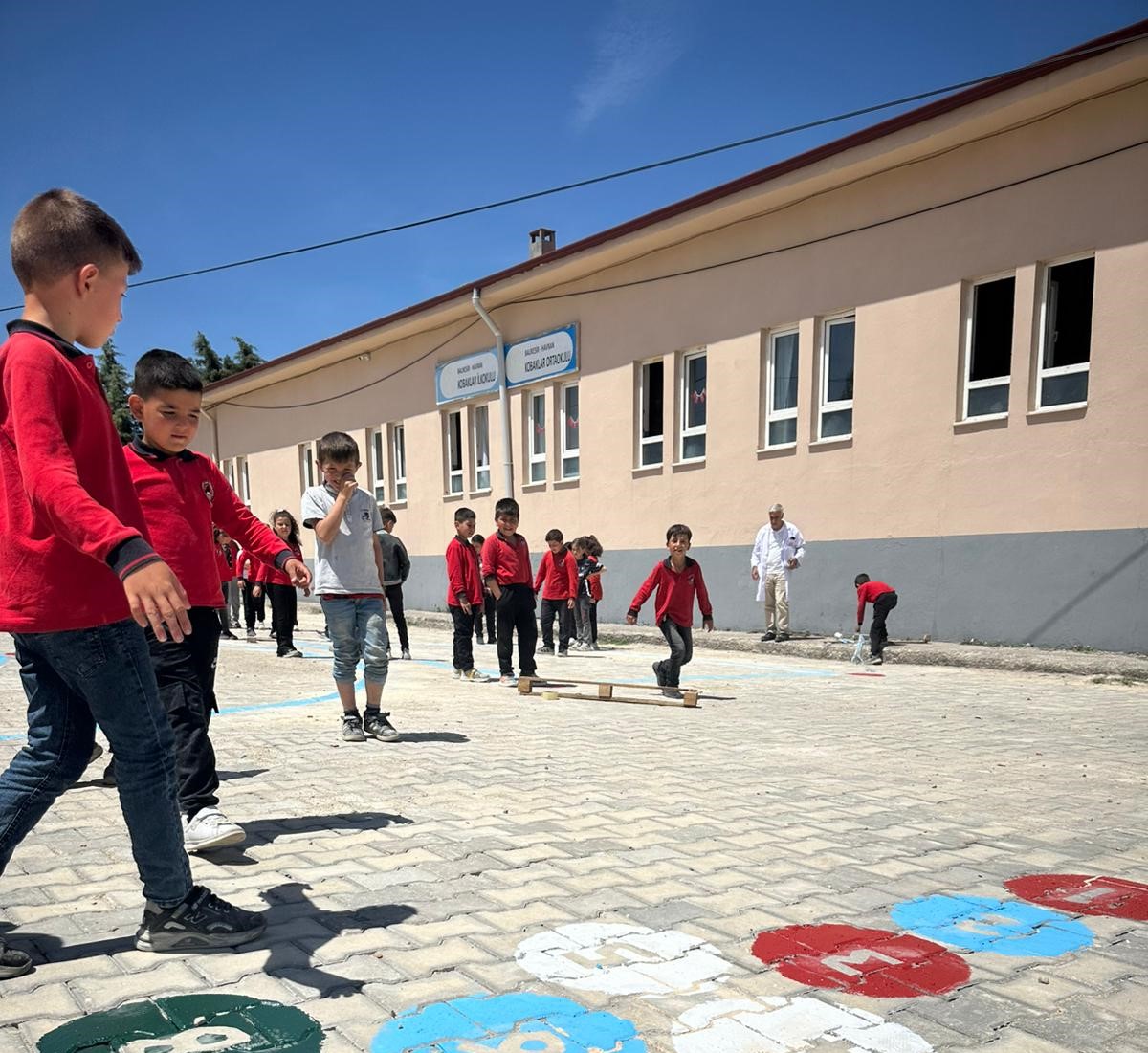 Gönüllü Kalplerden Renkli Dokunuşlar: Havran MYO Öğrencilerinden Köy Okuluna Anlamlı Destek 5