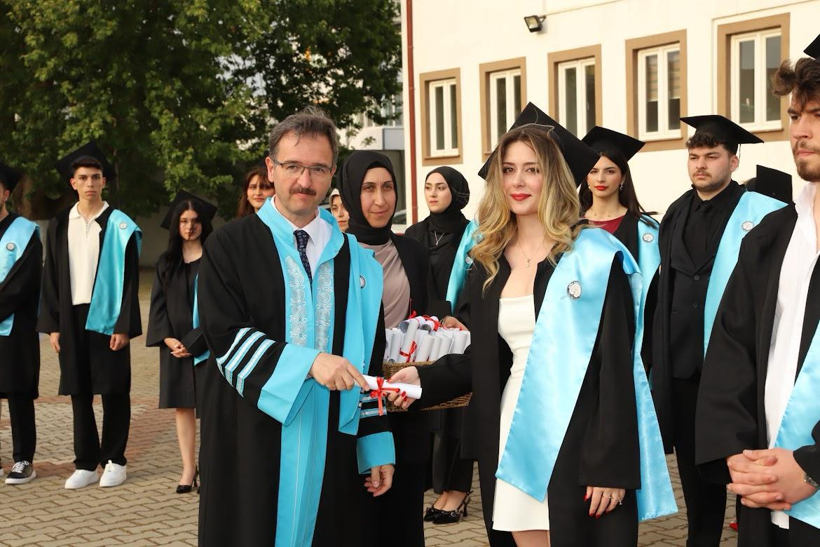 KEPSUT MESLEK YÜKSEKOKULUNDA MEZUNİYET SEVİNCİ 4