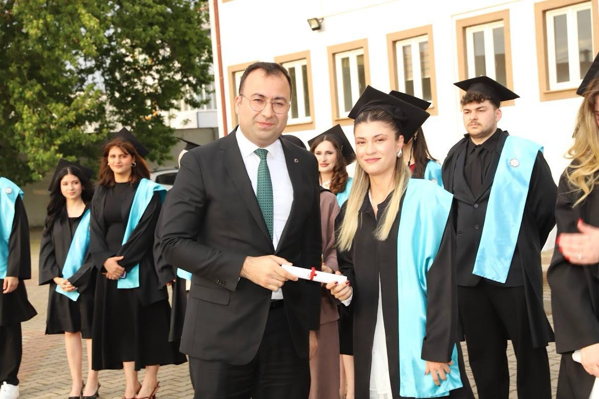 KEPSUT MESLEK YÜKSEKOKULUNDA MEZUNİYET SEVİNCİ 3