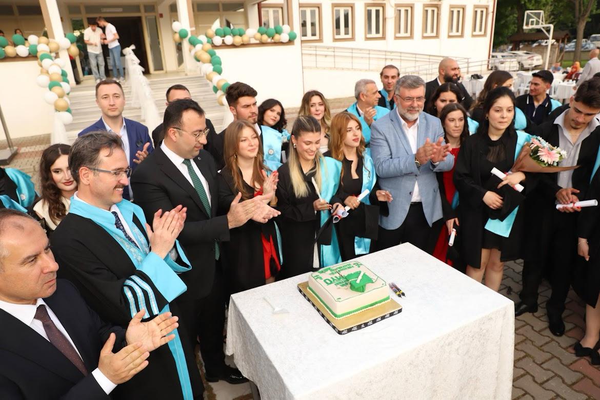 KEPSUT MESLEK YÜKSEKOKULUNDA MEZUNİYET SEVİNCİ 6