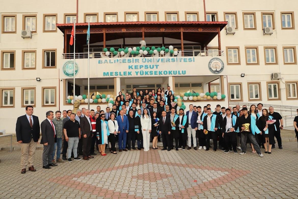 KEPSUT MESLEK YÜKSEKOKULUNDA MEZUNİYET SEVİNCİ 2