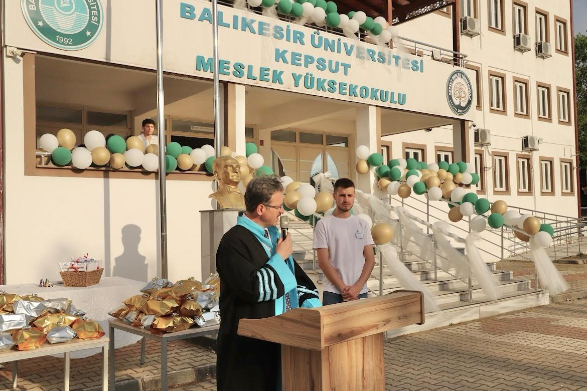 KEPSUT MESLEK YÜKSEKOKULUNDA MEZUNİYET SEVİNCİ 5