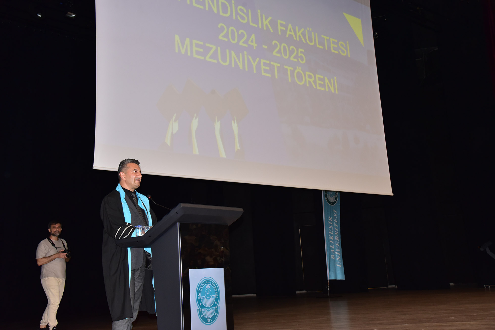 Geleceği İnşa Edecek Mühendisler, Sorumluluk ve Başarıyla Yol Alıyor: Mühendislik Fakültesi’nde Mezuniyet Coşkusu 4